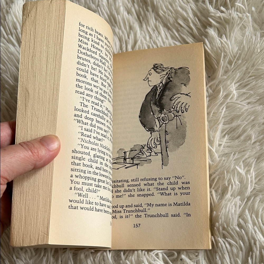 Matilda story by Roald Dahl - Yellow and Red - Picture 5 of 9